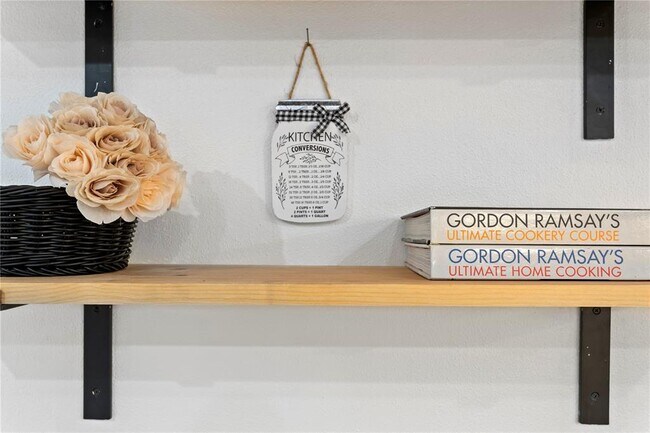 Building Photo - 2407 S Lois Ave