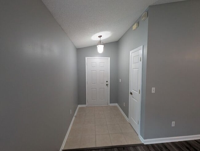 Building Photo - 712 N Edenbridge Way