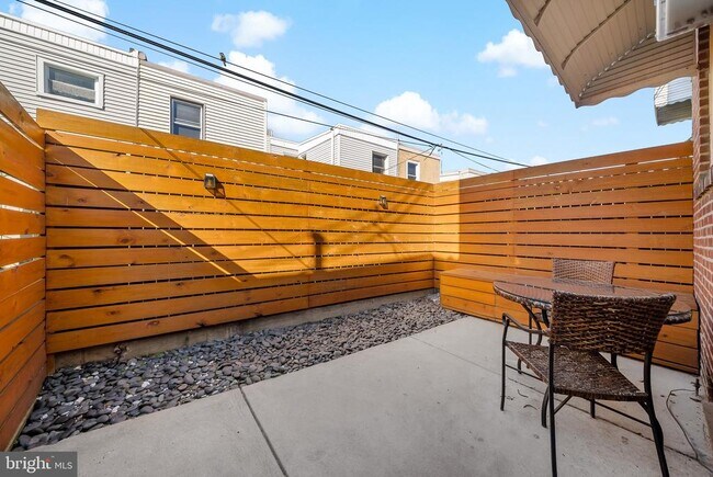 Building Photo - 2648 E Mayfield St