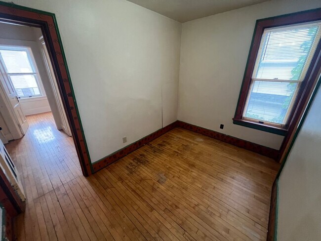Building Photo - 621-25 E. Locust St.