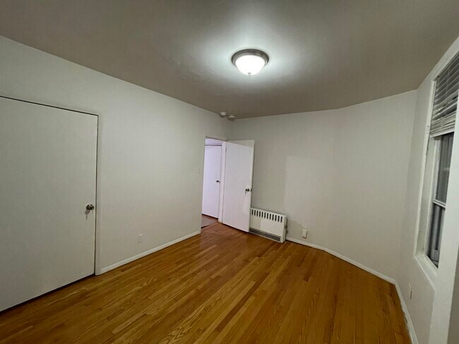 Building Photo - 861 7th St
