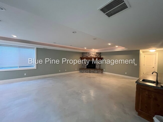 Building Photo - 8426 S Black Hawk Dr