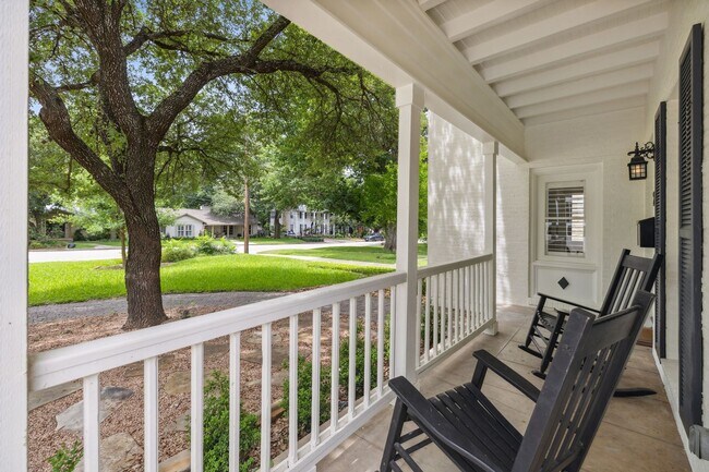 Building Photo - CHARMING 3-BEDROOM IN THE HEART OF ALAMO HEIGHTS