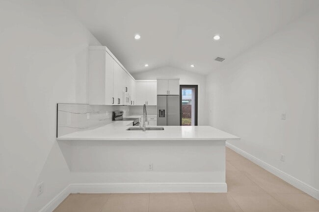 Building Photo - 633 55th St