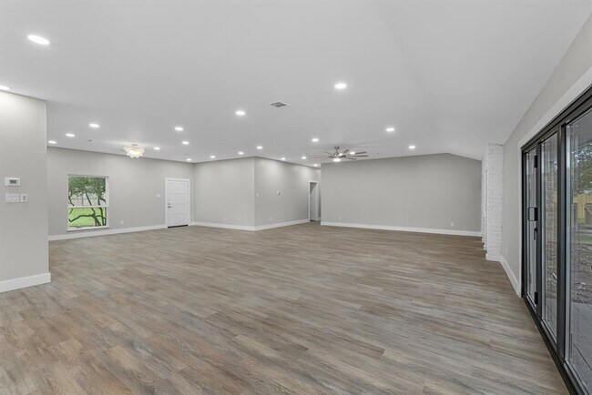 Building Photo - 8219 Wateka Cir