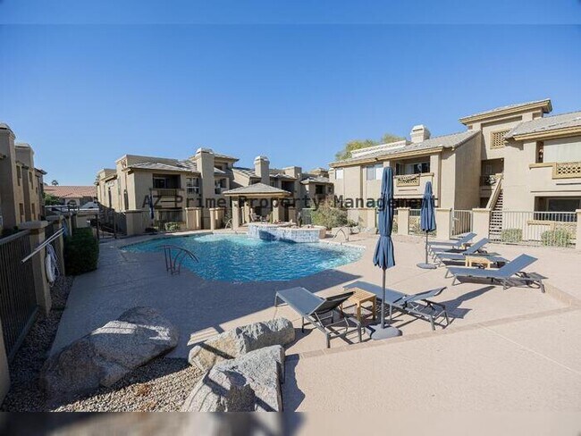 Building Photo - 1880 E Morten Ave