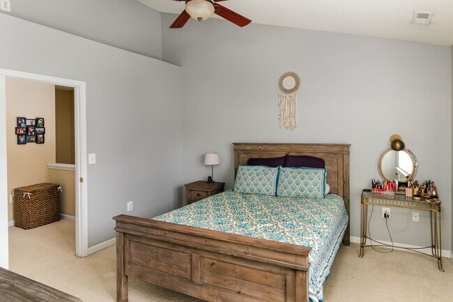 Building Photo - Spacious, well-kept 3 bedroom N Raleigh townhome with fenced back area!