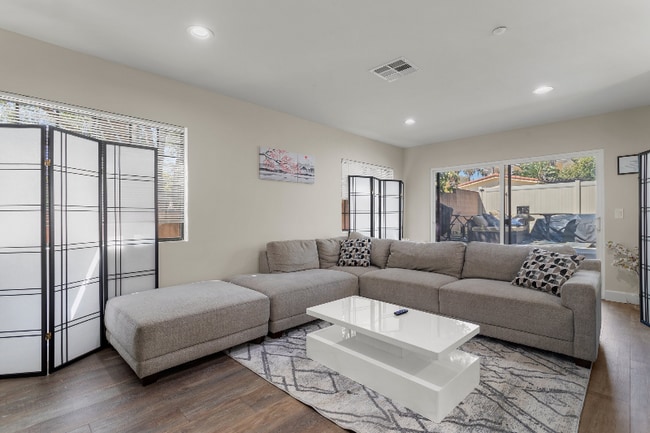 Building Photo - 1015 E Verdugo Ave