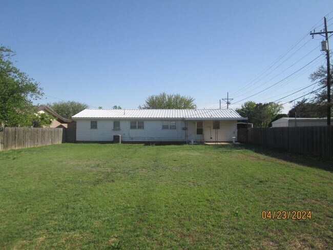 Building Photo - HOUSE -- 3 bedrooms, 2 bathrooms, Garage