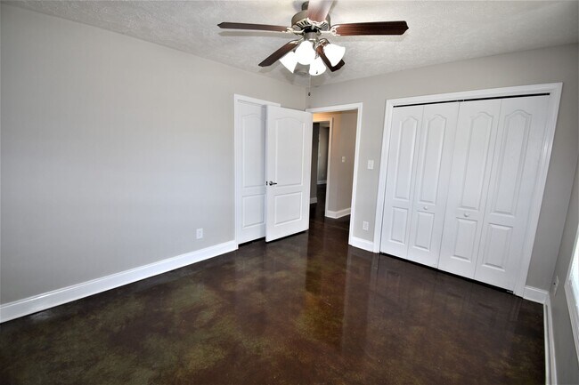 Building Photo - 333 Rossview Rd