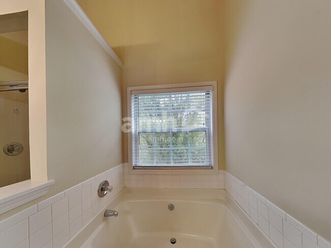 Building Photo - 190 Cedarhurst Rd