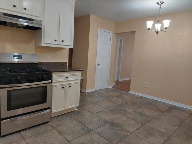 Building Photo - 1401 Glenmore Dr