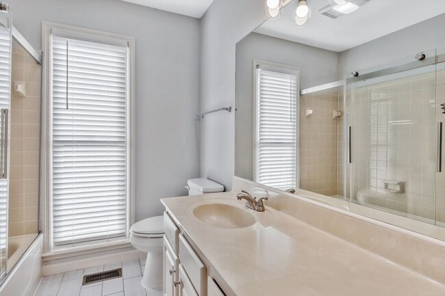 Building Photo - 755 Regal Dr