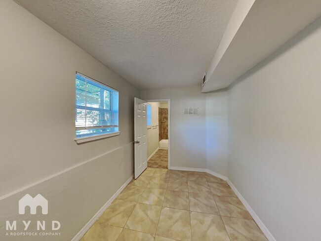 Building Photo - 2033 Allandale Cir E