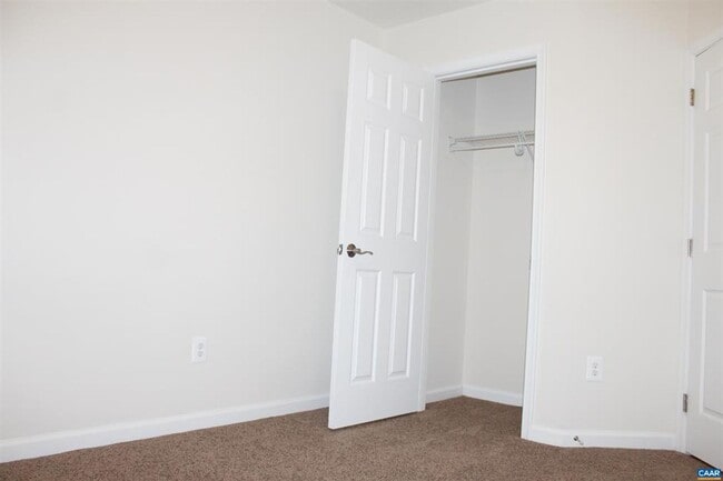Building Photo - Two story townhouse w/ 3 bedrooms,2.5 baths