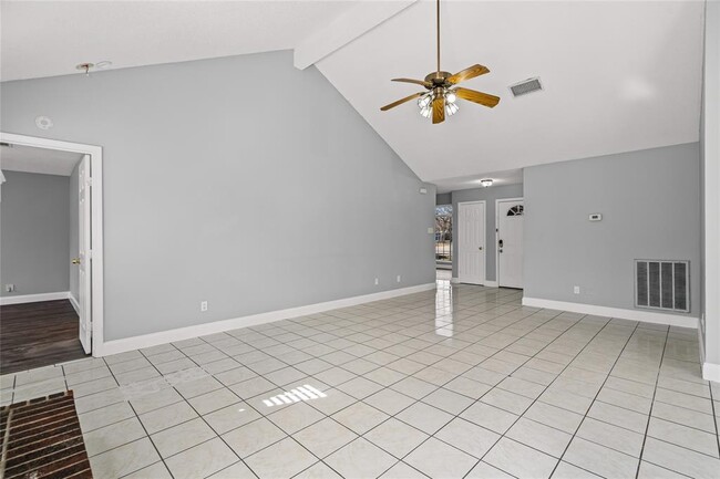 Building Photo - 16207 Parkway Dr