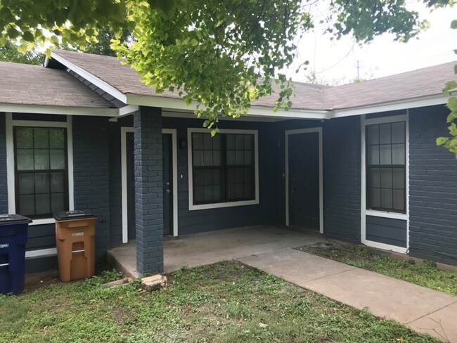 Building Photo - 900 E Leslie Cir