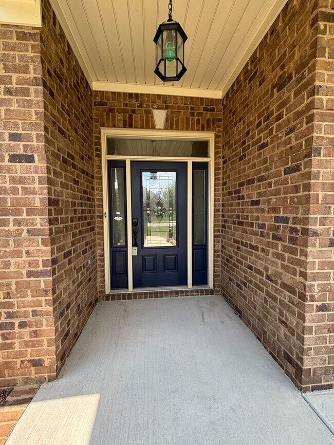 Building Photo - Madison City Schools with a 3 car garage and large fenced yard!