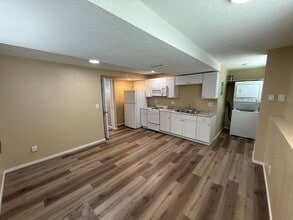 Building Photo - One bed Apartment in Amazing location!
