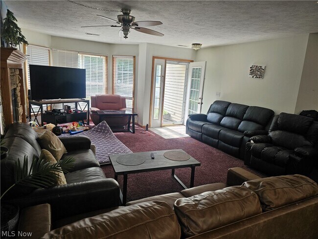 Building Photo - 15032 Woodsong Dr