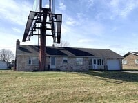 Building Photo - Move-in ready!! Bonus room that could easi...