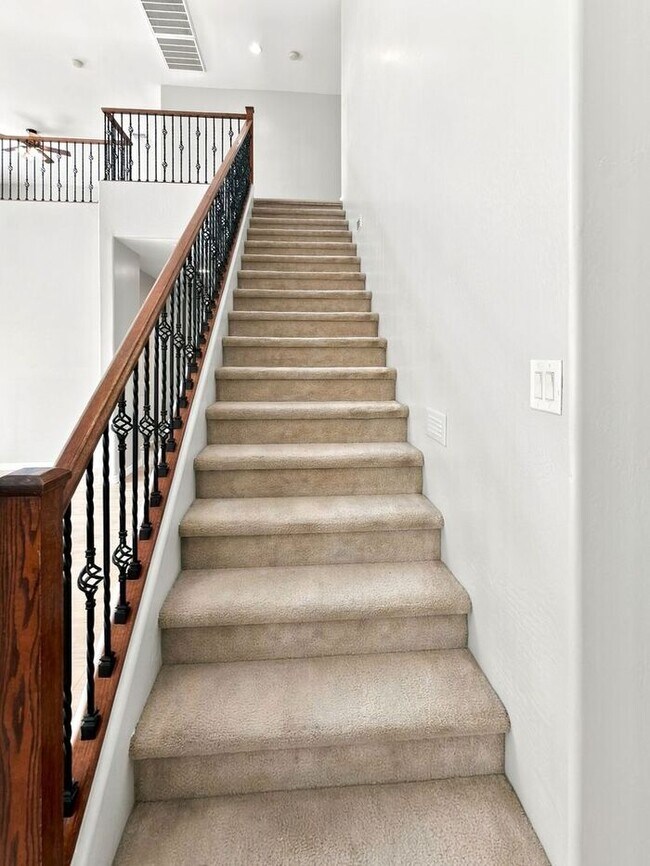 Building Photo - Gilbert 5-Bedroom Home with Pool, Loft & Primary Suite Downstairs – Minutes from Gilbert Regional...