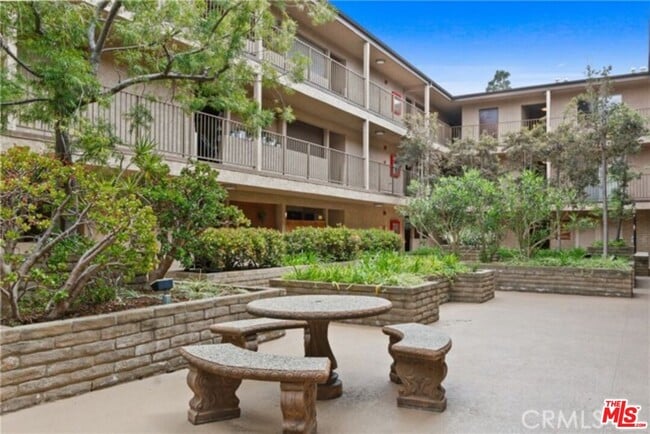 Building Photo - 2501 W Redondo Beach Blvd