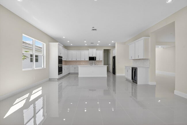 Building Photo - 15120 Wildwood Cir