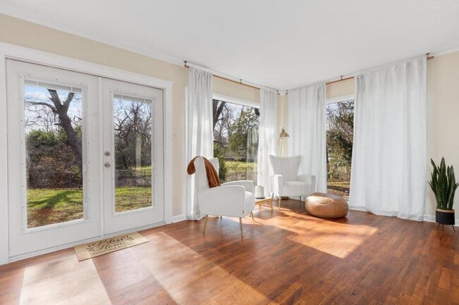 Building Photo - 419 King Cir