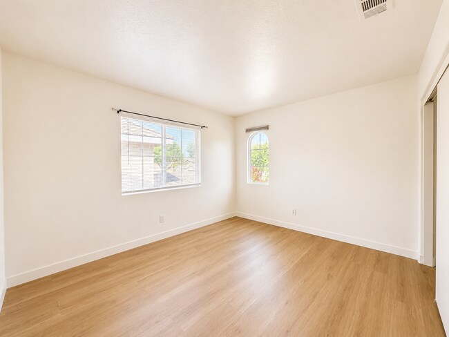 Building Photo - Beautifully Updated 5 Bedroom House with 3 Car Garage For Rent