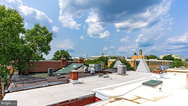 Building Photo - 325 D St SE