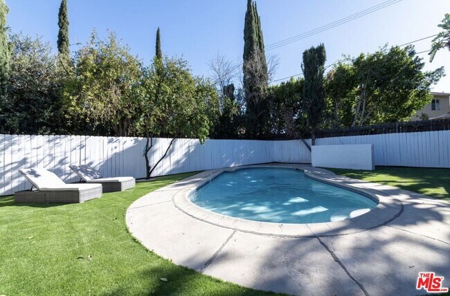 Building Photo - 18244 Jovan St