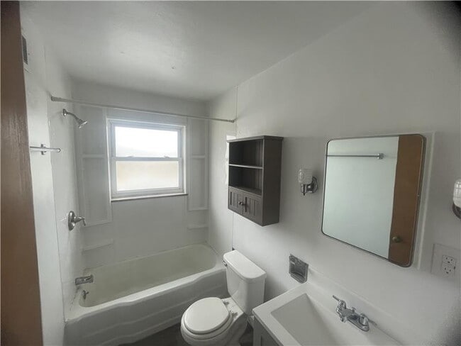 Building Photo - 160 Fernwood Rd