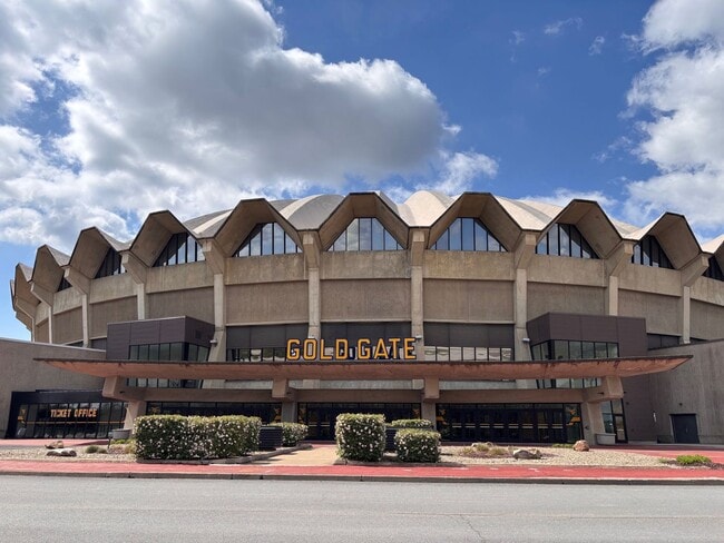 Building Photo - 2 Bedroom/2.5 Bath Townhome located in a Gated Community with a Water Front View! Available on 8/...