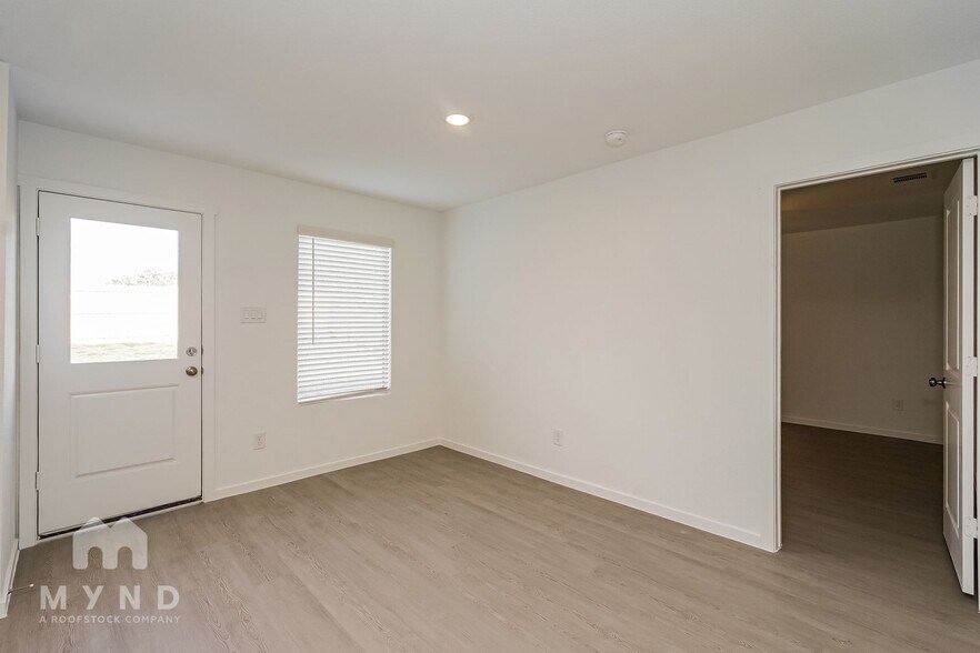 Building Photo - 2660 Mistwood Dr