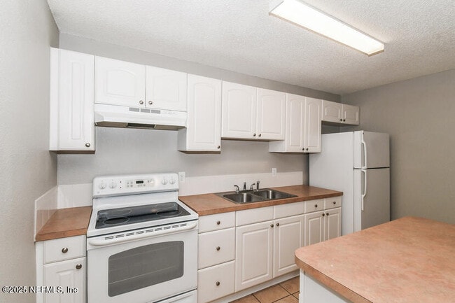 Building Photo - 1533 Raven Dr S