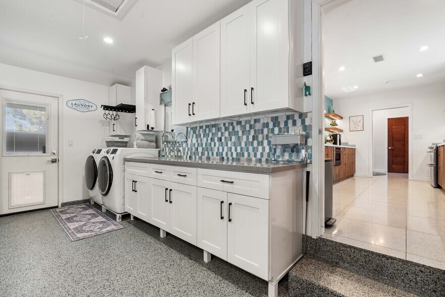 Building Photo - 10405 Ditson St