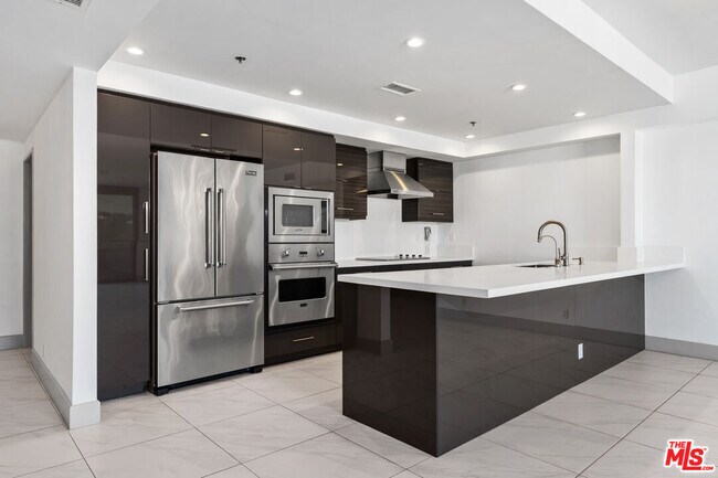 Building Photo - 10660 Wilshire Blvd