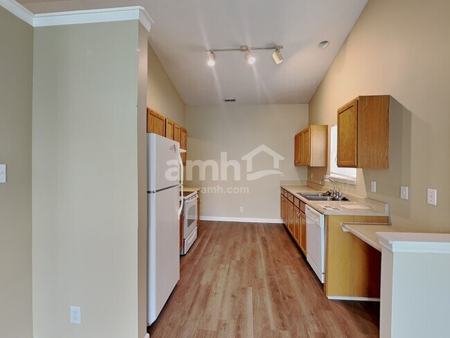 Building Photo - 1740 Brookview Dr