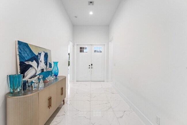 Building Photo - 9256 Crestview Cir