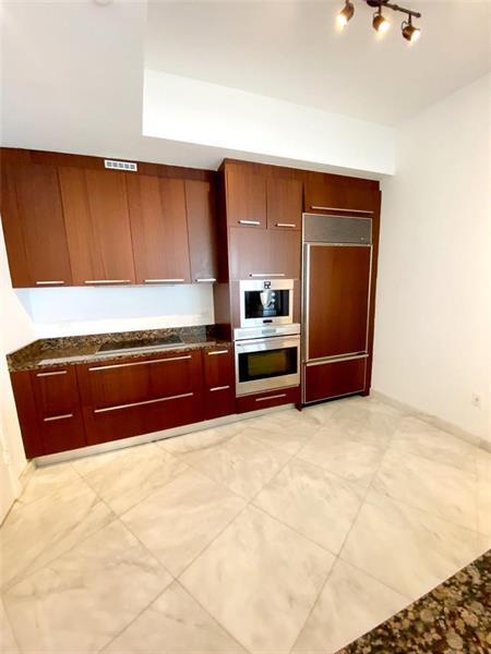 Building Photo - 16001 Collins Ave