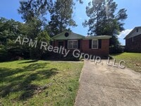 Building Photo - Recently renovated house off Leesburg