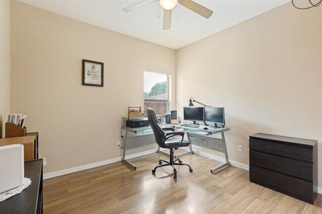 Building Photo - 903 Ranchero Rd