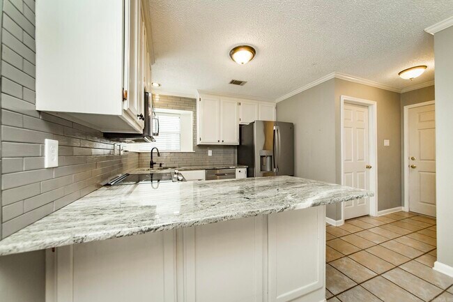 Building Photo - 216 Chantilly Cir