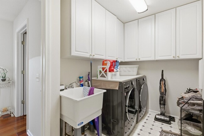 Building Photo - 2243 Sun Valley Dr