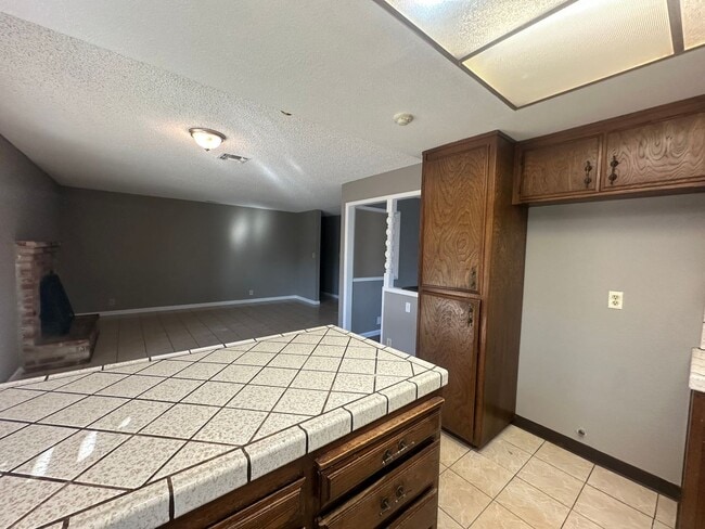 Building Photo - 1175 E Edison St