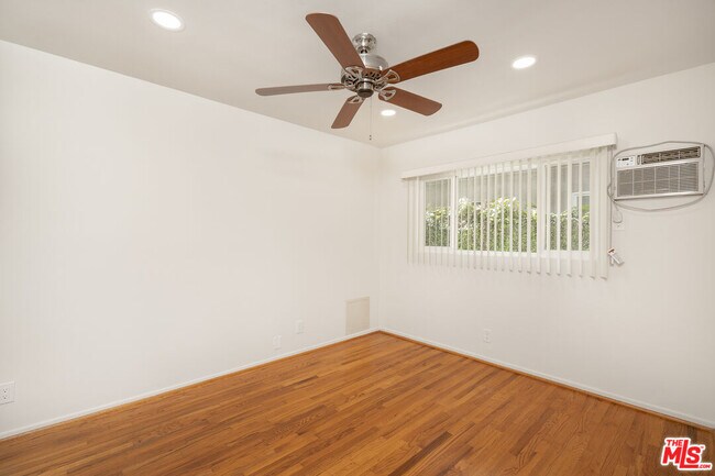 Building Photo - 256 S Doheny Dr