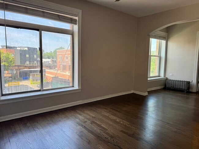 Building Photo - Bright & Spacious Logan Square Studio