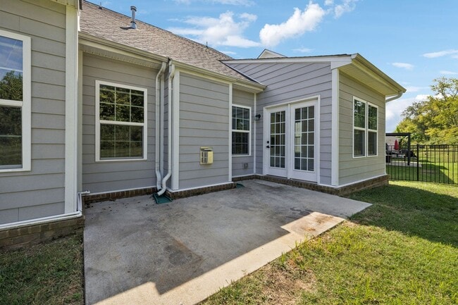 Building Photo - 5BR/3.5BA home offers stylish and function...