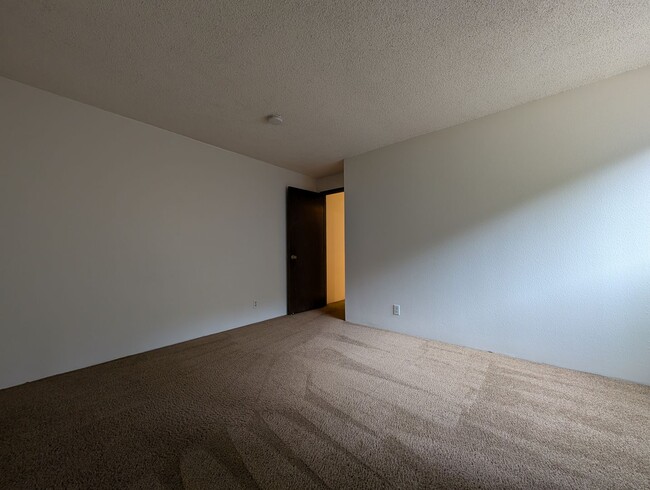 Building Photo - Great 2 Bedroom, 1-Bath Condo Near Eugene Country Club!